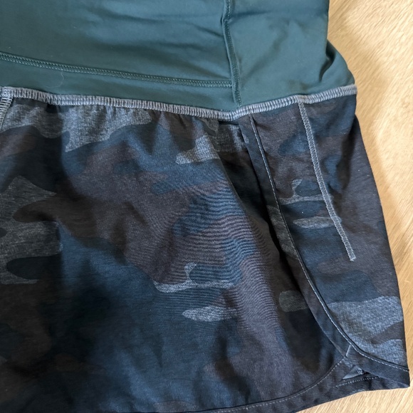 lululemon Women’s Hottie Hot Low Rise 2.5” Blue Camo Short Size 4 - Picture 3 of 7